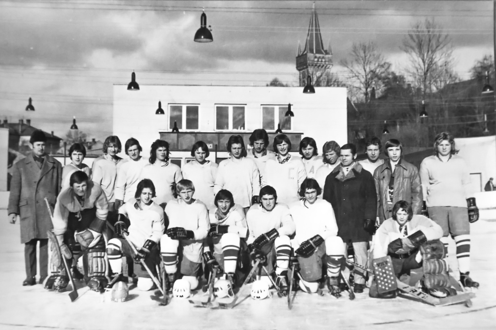 TJ Dvůr Králové n/L 1974 - 1975, přeborníci Východočeského kraje (postup do 2. ligy dorostu) Horní řada zleva: Šulc st. (vedoucí mužstva), Mácha, Haase, Větvička, Janeček, Holan, Lhotský, Saris, Petráš, Šedivý, Vohnout, Petera (trenér), Stránský...